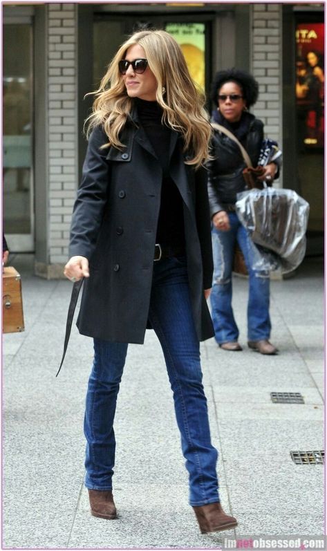 Jennifer Aniston Winter Style, Professor Outfits, Celebrity Style Jeans, Jennifer Anniston Style, Clothes Capsule Wardrobe, Mum Style, Jennifer Aniston Style, Jen Aniston, Casual Blazer Women