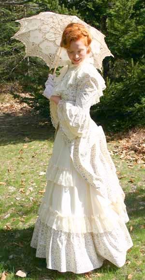 parasol (she looks a bit like Anne Shirley!) Parasol Wedding, Lace Parasol, Bustle Dress, Period Dress, Steampunk Wedding, Victorian Wedding, Victorian Clothing, Vintage Inspired Outfits, Historical Costume