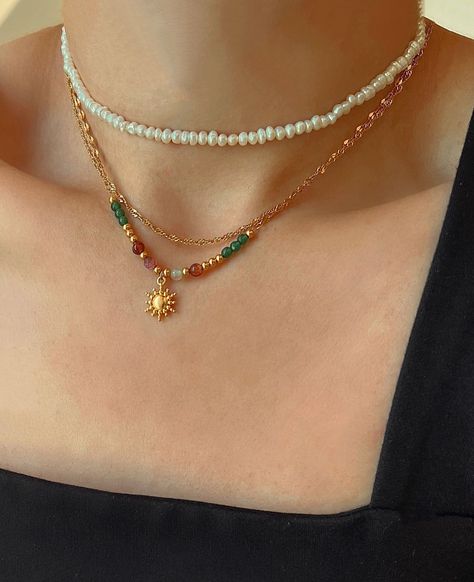 LONG BEADED NECKLACES #BeadedNecklaces Dainty Beaded Necklace, Necklace Ideas Handmade, Handmade Gold Necklace, Simple Necklaces, Dainty Gold Chain, Gold Beaded Necklace, Handmade Beaded Necklace, Green Beaded Necklace, Colorful Necklace