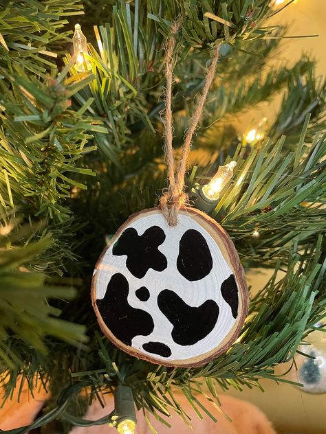 Hand Painted Cow Print Ornament On Wood Slice Coated in lacquer for protection and glossy finish. Around 2-2.5 inches in diameter. Perfect for anyones Christmas tree, Rearview mirror hang or a gift! Southwestern Christmas Ornaments, Western Christmas Decorations, Country Christmas Ornaments, Cow Ornaments, Farmhouse Christmas Ornaments, Cow Decor, Cowboy Christmas, Christmas Room Decor, Wood Slice Ornament