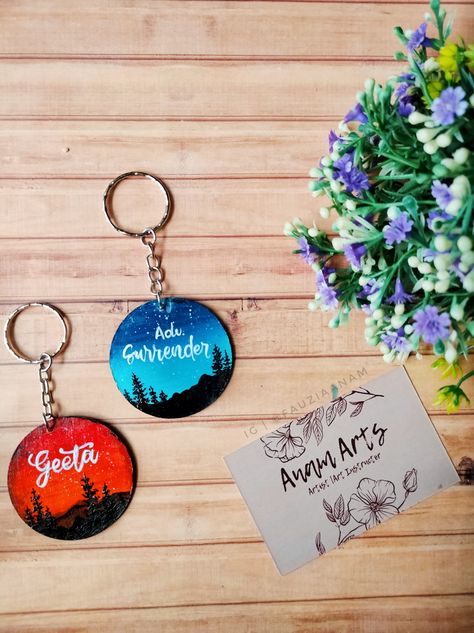 Mdf Keychain Painting, Wooden Keychain Painting, Keychain Painting, Friend Painting Ideas, Keychain Diy Easy, Resin Inspiration, Craft Journal, Diy Keyring, Paint Keys