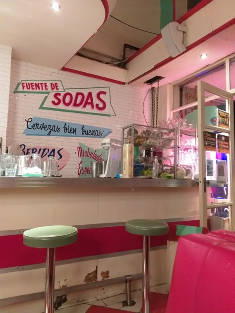 1950 Soda Shop, Old Fashioned Soda Shop, Retro Soda Shop, Soda Shop Ideas, Soda Shop Aesthetic, 1950s Soda Shop, Soda Pop Aesthetic, Vintage Soda Shop, Diner Waitress