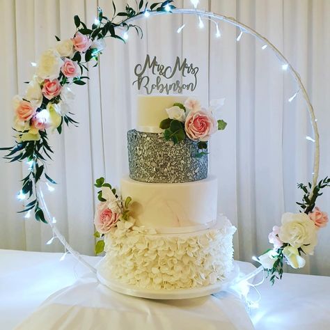 Stand Cake Design, Cake For Engagement Party, Wedding Cake Stand Ideas, Wedding Cake Display Ideas, Diy Wedding Cake Table, Cake Stand Ideas, Diy Wedding Cake Stand, Cake Stands Wedding, 25th Anniversary Decorations