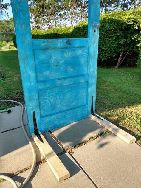 Old Doors Repurposed Ideas Backyards, Old Wooden Gates Repurposed, Upcycle Doors Garden, Old Door Garden Decor, Doors In Gardens Repurposed, Old Doors Repurposed Garden Backyards, Old Door Outdoor Decor, Old Wooden Door Ideas, Old Door Decorating Ideas