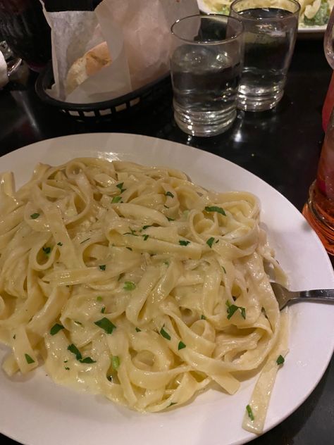 Pasta Garlic, Fast Food Drinks, Food Noodles, Pasta Board, Yummy Alcoholic Drinks, Food Babe, Delicious Pasta, Food Therapy, Yummy Comfort Food