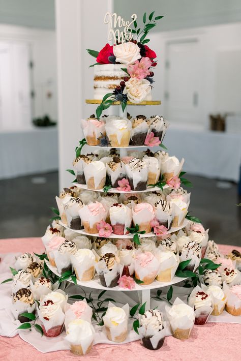 Cupcake Flavors For Wedding, Spring Wedding Desserts, Cake And Cupcakes Wedding, Wedding Cake Different, Spring Wedding Cupcakes, Summer Wedding Cupcakes, Wedding Cupcakes Ideas, Josie Wedding, Wedding Cake With Cupcakes