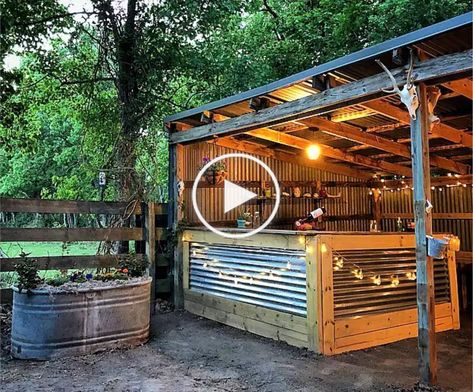 Avez-vous pensé à construire un bar dans la cour? Du bricolage simple au coûteux et élaboré, nous avons un mélange de bars en plein air que vous devez voir. Backyard Barbeque Party, Outdoor Bar Ideas, Bar En Plein Air, Outdoor Bars, Entertaining At Home, Backyard Barbeque, Outside Bars, Outdoor Kitchen Bars, Mobile Home Porch