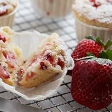 These easy and delicious fresh strawberry muffins have all the flavours of strawberry shortcake ... in muffin form! Peaches And Cream Cake, Strawberry Shortcake Muffins, Fresh Strawberry Muffins, Strawberry Muffin Recipes, Strawberry Muffins, Peaches And Cream, Peach Recipe, Sweet Roll, Fresh Strawberries