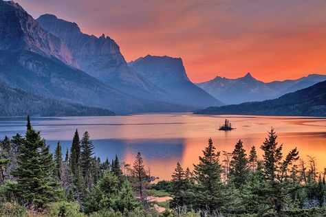 Montana in Pictures: 15 Beautiful Places to Photograph | PlanetWare Mountain Landscapes, Montana Pictures, Mountain Scenes, Montana Photography, Mountain View Aesthetic Landscape, Montana Sky, Montana Aesthetic, Montana Nature, Flathead Lake Montana Photography