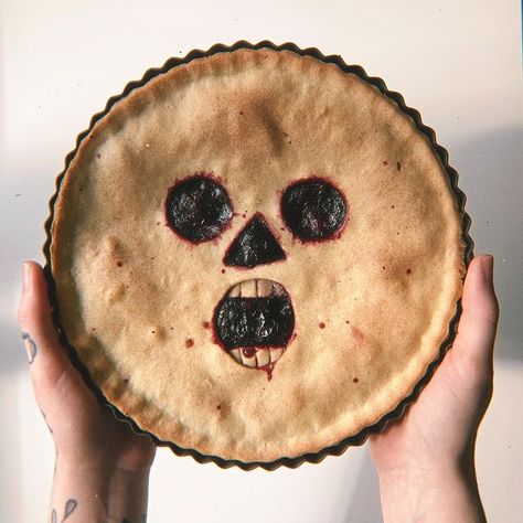 Gracie 🌱 (@gracey.cakes) • Instagram photos and videos Scary Pie, Halloween Pie, Halloween Tart, Victorian Horror, Birthday 17, Scary Cakes, Spooky Cake, Folk Horror, Recetas Halloween