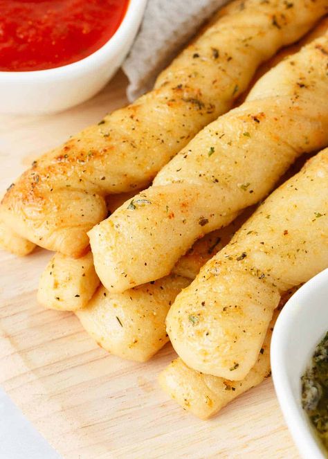 This homemade breadstick recipe is done in less than an hour! They're soft, flavorful and have a delicious parmesan butter topping. Easy Breadstick Recipe, Breadstick Recipe, Parmesan Butter, Healthy Bakes, Homemade Breadsticks, Bread Sticks Recipe, Bread Sticks, Homemade Bread Recipes Easy, I Heart Naptime