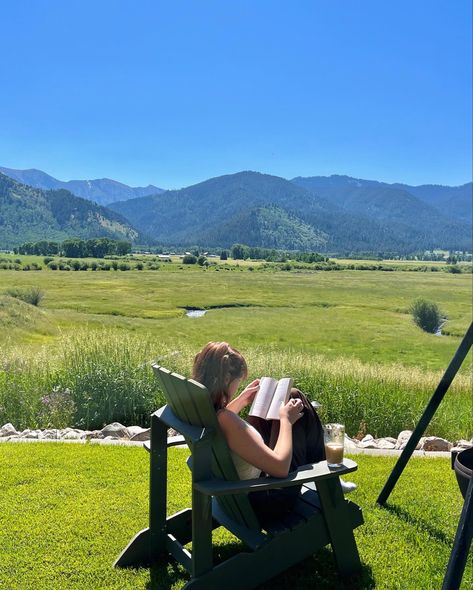 Reading Books In Nature, Book Nature, Reading Hobby Aesthetic, Reading Together Aesthetic, Read Outside, Reading With A View, Reading Outdoors, Reading In Summer, Outdoor Reading