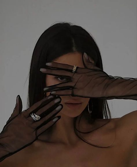 Mirror Shoot Ideas, Black Gloves Aesthetic, Moody Photoshoot, Gloves Aesthetic, Long Black Gloves, Sheer Gloves, Estilo Madison Beer, Minimal Streetwear, Studio Poses