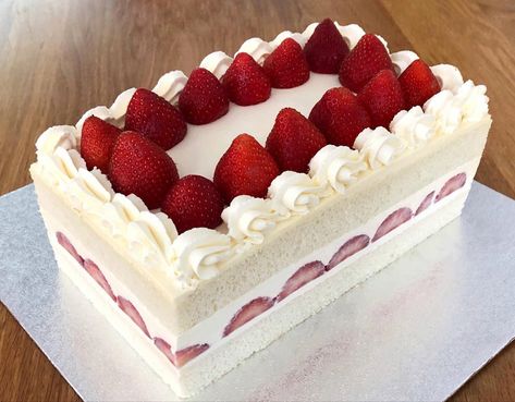 Japanese Strawberry Shortcake, Cheesecake Oreo, Strawberry Shortcake Recipes, Shortcake Recipe, Strawberry Cakes, Just Cooking, Savoury Cake, Strawberry Cake, Food Cakes