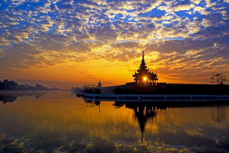 Mandalay moat and palace are the remarks of Mandalay. For information,www.tourism.gov.mm Mandalay Moat, Mandalay Palace, Myanmar Photo, Savage Pics, Glass Palace, 4k Wallpapers For Pc, Happy New Year Wallpaper, Inle Lake, Grand Palace