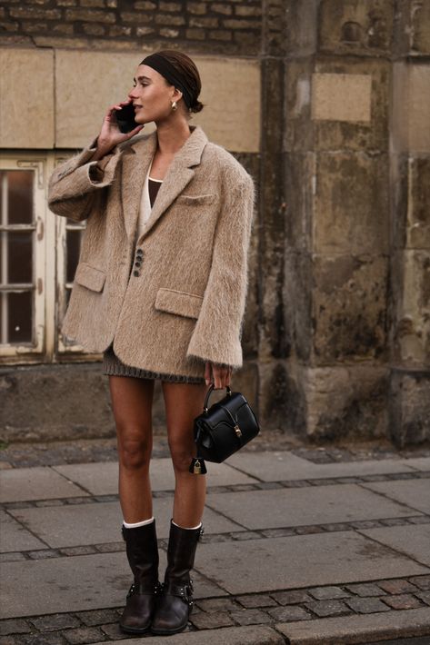 Street Style in Copenhagen with a girl wearing mini skirts, oversized blazer and miumiu boots. Biker Boots Outfit, Chica Chola, Dinner Outfit Casual, Latina Outfits, Biker Shorts Outfit, Estilo Indie, Skandinavian Fashion, Chique Outfits, Looks Party