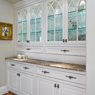 Butlers Pantry Design, Kitchen Cabinet Window, Bulters Pantry, Serving Window, Pantry Design Ideas, Modern White Kitchen Cabinets, Dining Room Built Ins, Glass Kitchen Cabinet, Dining Room Built In