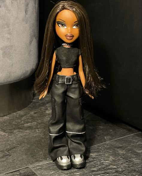 @xavouii on ig Black Bratz Outfit, Sasha Bratz Halloween Costume, Light Skin Bratz Doll, Bratz Black Outfit, Bratz Doll Outfits Black, Bratz Outfits Aesthetic, Yasmin Bratz Outfit, Bratz Moodboard, Bratz Look Outfit