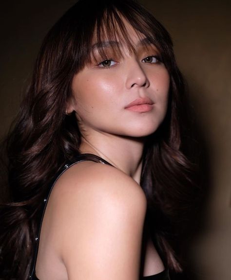 Kathryn Bernardo Port, Kathryn Bernardo Hairstyle, Rpw Port Girl Aesthetic, Rpw Port Girl, Filipiniana Dress, Kathryn Bernardo, Rpw Port, Grp Ports, Women Faces