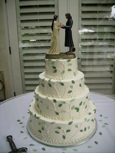 LOTR wedding cake..lovely. But it's not what I want for my wedding. Hobbit Wedding Cake, Dnd Wedding Cake, Fantasy Wedding Cake, Tolkien Wedding, Arwen And Aragorn, Middle Earth Wedding, Nerdy Wedding Cakes, Castle Cakes, Hobbit Wedding