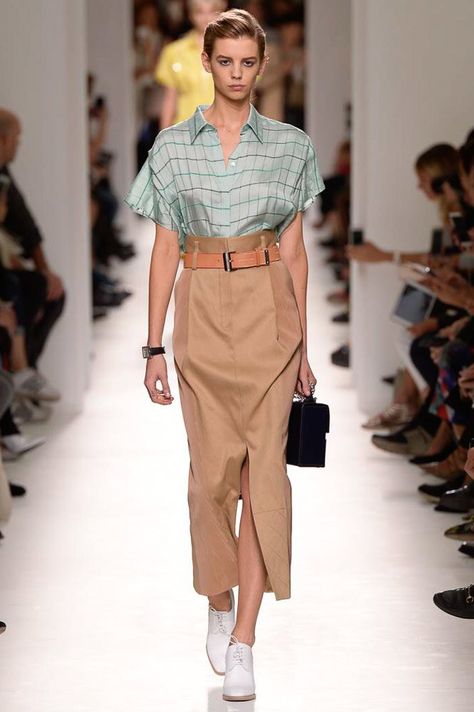 Hermès - Spring 2017 Ready-to-Wear Hermes Ready To Wear, Fashion Illustration Vintage, Stylish Summer Outfits, Smart Outfit, To Wear, Fashion Now, Business Casual Outfits, Spring 2017, Look Fashion