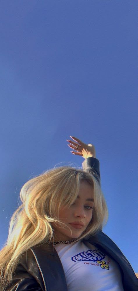 Subtle Sabrina Carpenter Wallpaper, Blue Sabrina Carpenter, Sabrina Carpenter Iphone Wallpaper, Sabrina Carpenter Middle Finger, Sabrina Wallpaper Aesthetic, Sabrina Carpenter Blue Aesthetic, Sabrina Carpenter Homescreen, Espresso Sabrina Carpenter Wallpaper, Sabrina Carpenter Lyrics Aesthetic