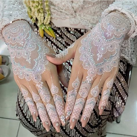 White Henna Designs Wedding, White Henna Wedding Simple, Henna White Wedding, Henna Wedding Putih, Henna Art Wedding, Bridal Henna Designs Modern, Hena Pengantin, White Wedding Henna, Henna Nikah