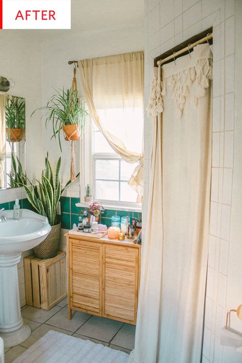 Before and After: An Ingenious Fix for Ugly Rental Bathroom Tiles. This rental bathroom needed a little help, but nothing that would cost a ton of money or cost the residents their security deposit. And since this bathroom happens to belong to the creative mind behind the No-Reno-Required Rental Kitchen Makeover, we knew the solution was going to be sensational. Bohemian Bathroom Ideas, Rental Kitchen Makeover, Small Apartment Therapy, Rental Bathroom, Bohemian Bathroom, Rental Kitchen, Kitchen Diy Makeover, Bathroom Redesign, Boho Bathroom