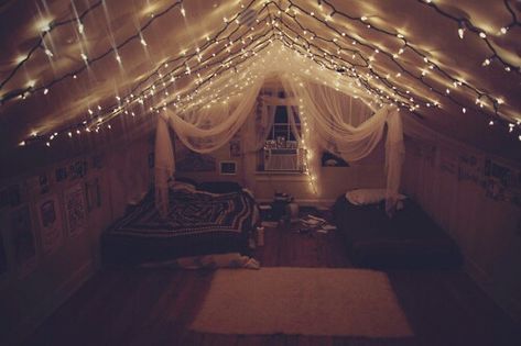 A Night in Wonderland | via Tumblr Attic Room Ideas, Slanted Ceiling, Small Attic, Attic Room, Tumblr Rooms, Attic Bathroom, Attic Bedrooms, Attic Renovation, Bedroom Setup