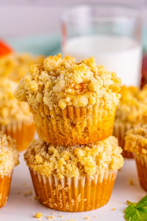 Peach Muffins Recipe with Crumble Topping Peach Muffins With Frozen Peaches, Peach Cobbler Muffins Crumble Topping, Peach Streusel Muffins, Peach Crumble Muffins, Peach Jam Muffins, Peach Muffins With Crumb Topping, Peach Muffins Easy, Fresh Peach Muffins, Peaches And Cream Muffins