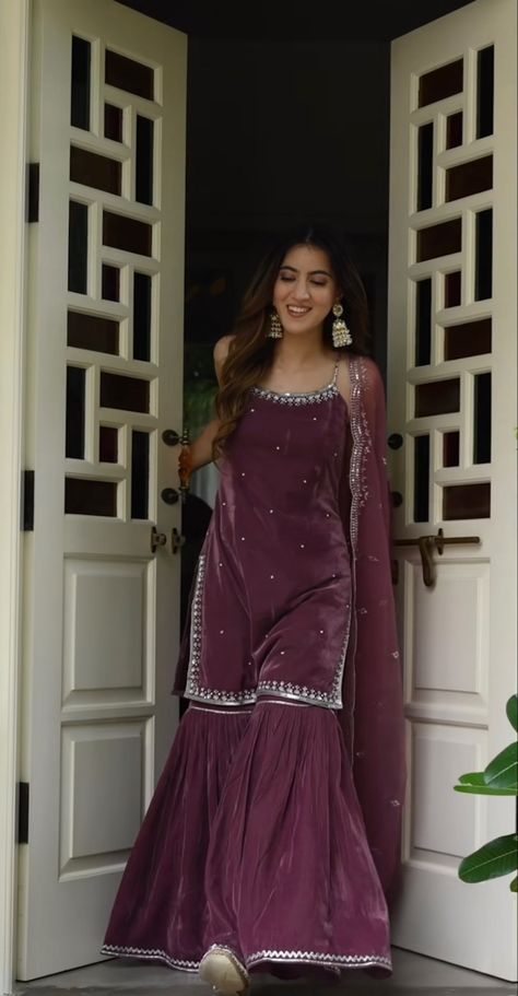 Trendy Outfits Indian, Velvet Dress Designs, Pakistani Fancy Dresses, Indian Dresses Traditional, Traditional Indian Outfits, Velvet Suit, The Kardashians, Simple Pakistani Dresses, Designer Party Wear Dresses