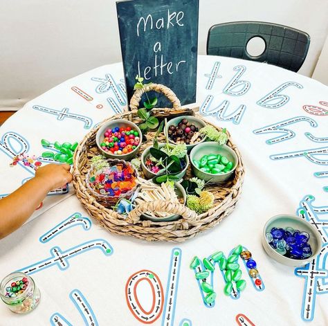 🌻 Sommer - Let’s Play & Learn! on Instagram: “What a perfect way to investigate letter formation! Tracing letters and loose parts Open ended, age appropriate and agentic 💕💕 📸…” Letter Formation Activities, Intentional Teaching, Early Childhood Education Activities, Literacy Activities Kindergarten, Calm Down Corner, Literacy And Numeracy, Kindergarten Centers, Class Room, Letter Formation