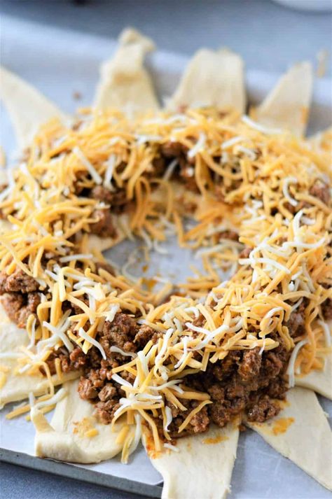 With just 4 ingredients, this Crescent Roll Taco Ring is a quick and easy dinner or appetizer that is sure to be a hit! Also known as a crescent roll taco bake, serve with your favorite toppings for a new take on Taco Tuesday. Taco Ring With Tortillas Bundt Pan, Pillsbury Crescent Roll Taco Bake, Bundt Pan Taco Ring, Taco Ring With Crescent Rolls, Cressant Rolls, Crescent Roll Taco Ring, Cresant Rolls, Taco Crescent Ring, Taco Ring Recipe