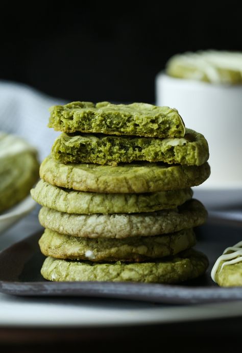 Matcha-flavored shortbread cookies are crisp and buttery, and easy to make! The green tea powder adds a subtle flavor and a gorgeous green color. Matcha Chocolate Cookies, Cakes Cartoon, Matcha Shortbread, Matcha Cookies Recipe, Matcha White Chocolate, Blogger Ideas, Tea Treats, Matcha Recipes, Green Tea Matcha