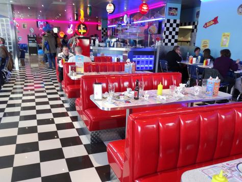 LE SPECIALISTE DU DINER AMERICAIN : import USA et vente en ligne de mobilier et décoration des restaurants américains des années 1950 et 60. Cafe 50s, 1950s Diner, American Dinner, 50s Diner, Storefront Signs, Retro Cafe, Diner Recipes, Retro Diner, American Diner