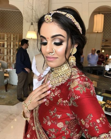 45+ Trending Maang Tikka Designs worn by Real Brides (All Kinds & Sizes) | ShaadiSaga Maang Tika Hairstyle Bun, Mang Patti Hairstyles, Matha Patti Hairstyles Simple, Rajputana Bride, Mang Patti, Tikka Hairstyle, Matha Patti Hairstyles, Bridal Eyes, Bridal Buns