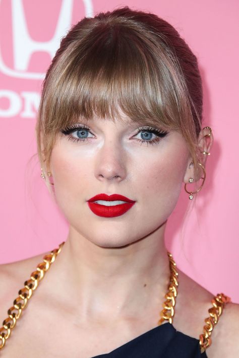 Hairstyles Taylor Swift, Taylor Swift Bangs, Red Carpet Hairstyles, Taylor Swift Red Carpet, Taylor Swift Nails, Billboard Women In Music, Red Carpet Hair, Estilo Taylor Swift, Taylor Swift Hair