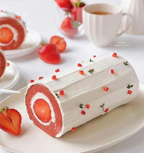 Strawberry Cake Roll, Strawberry Roll Cake, Roll Food, Food Strawberry, Swiss Roll Cake, Food Aesthetics, Pretty Dessert, Swiss Roll, Roll Cake