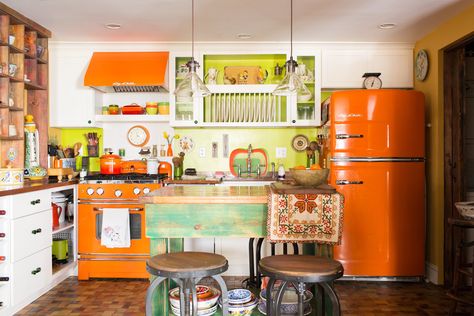 Gina's custom kitchen. The cabinets, cubbies, and table/island were all made for the space. Orange Apartment, Ikea Drawer, Kitchen Color Orange, Trendy Kitchen Colors, Vintage Apartment, Orange Kitchen, Popular Kitchens, Bright Kitchens, Newport Ri