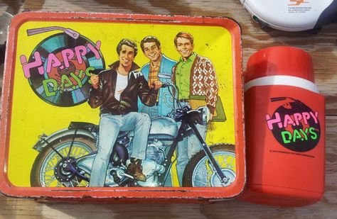 Happy Days Vintage Lunch Box with Original Thermos Happy Days Tv Show, Retro Lunch Boxes, Lunch Box Thermos, The Fonz, 80 Tv Shows, Tin Lunch Boxes, Happy Day Quotes, Vintage Lunch Boxes, Lunch Pail