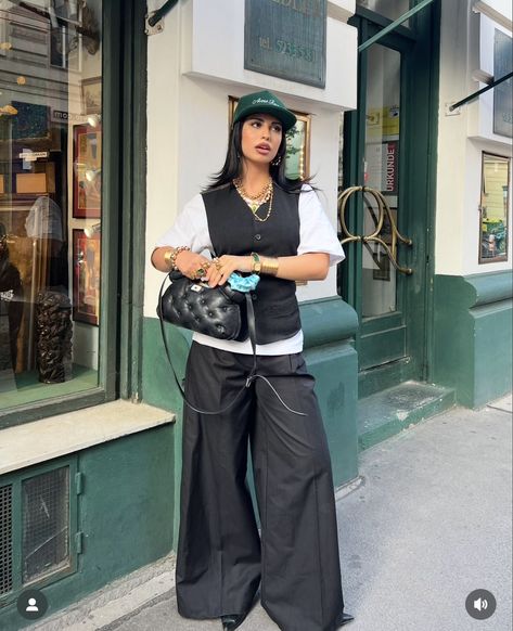 Super Baggy Pants Outfit, Chef Aesthetic Outfit, Midsize Tomboy Fashion, Feminine Tomboy Outfits, Outfit For Mid Size Women, Summer Outfits Midsize Women, Queer Femme Fashion, Tomboy Femme Style Outfits, Feminine Tomboy Style