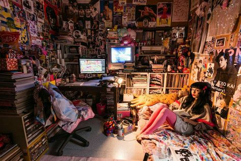 Grunge Room Ideas, Tokyo Apartment, Otaku Room, Grunge Room, Ideas Hogar, Girls Rooms, Room Goals, Pretty Room, Dreamy Room