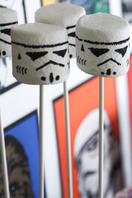 'Star Wars'-Inspired Recipes: These stormtrooper marshmallow pops are as easy to make as it looks. Star Wars Rice Krispies, Stormtrooper Marshmallow, Star Wars Essen, Star Wars Snacks, Decoracion Star Wars, Diy Star Wars, Star Wars Baby Shower, Star Wars Theme Party, Star Wars Food