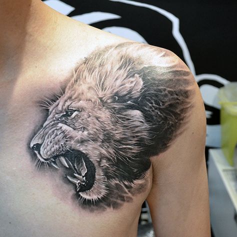 Roaring Lion Chest And Shoulder Mens Tattoos Lion Chest Tattoo, Lion Shoulder Tattoo, Tier Tattoo, Mens Lion Tattoo, Lion Head Tattoos, Kunst Tattoos, Leo Tattoos, Lion Tattoo Design, Geniale Tattoos