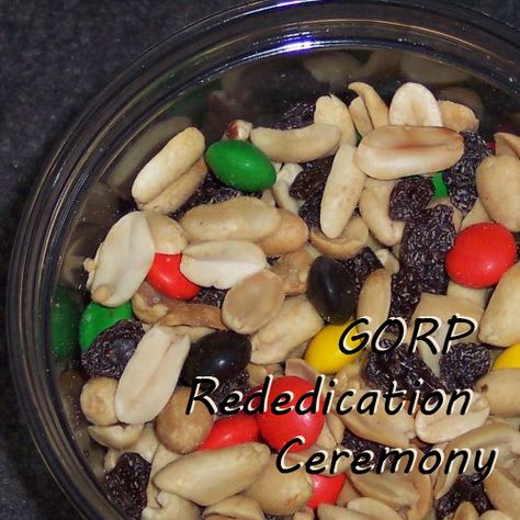 GORP recipe and rededication ceremony for Girl Scouts Gorp Recipes, Snack Sani, Snacks Under 100 Calories, Hiking Snacks, Girl Scout Camping, Girl Scout Juniors, Brownie Girl Scouts, Backpacking Food, Snacks For Work