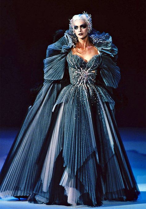 Thierry Mugler, evening gown 1992-1993 Dior Couture, Thierry Mugler, Naomi Campbell, Gorgeous Gowns, Fantasy Fashion, Looks Style, Zeppelin, Looks Vintage, Costume Design