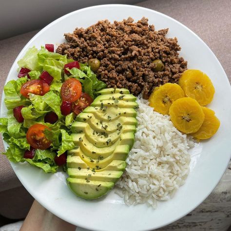 Healthy food Rubí on Instagram: “Mi almuerzo saludable de hoy fue: Carne molida Arroz 4 rueditas de plátano maduro hervido Aguacate Ensalada verde (lechuga, tomate y…” Healthy Food Menu, Healthy Food Inspiration, Easy Healthy Meal Prep, Makanan Diet, Healthy Food Dishes, Healthy Lifestyle Food, Healthy Food Motivation, Health Dinner Recipes, Healthy Meal Prep