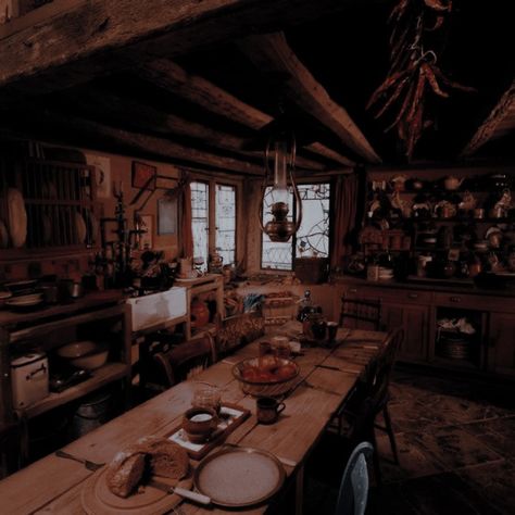 Weasley House The Burrow, Weasley House, Hp Visuals, Hogwarts Shifting, Ron Weasley Aesthetic, Potter Puppet Pals, Aesthetic Family, Weasley Aesthetic, Ideal Aesthetic