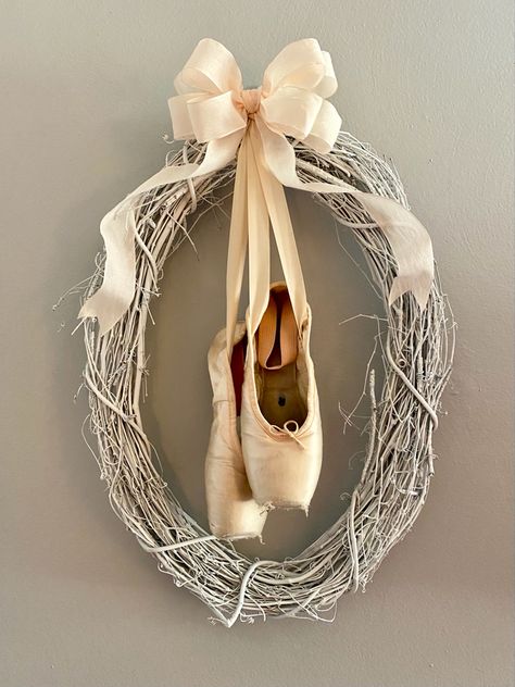 First Pair Of Pointe Shoes Display, Pointe Shoe Crafts, Pointe Shoe Wreath, Pointe Shoe Decorations Ideas, Chalk Spray Paint, Ballet Decor, Nutcracker Wreath, Window Markers, Ballet Pointe