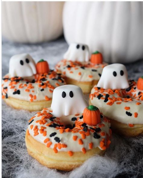 These spooky Halloween donuts will inspire you to create your own. See pumpkin donuts and bat doughnuts to spiderwebs, monsters, and everything in between. #halloweendonuts #halloween #halloweendesserts #donuts Halloween Donut Recipe, Halloween Donut Wall, Fall Donuts Decorating Ideas, Halloween Donut Decorating Ideas, Donut Decorating Ideas Themed Parties, Halloween Donuts Ideas Easy, Decorated Donuts For Birthday, Fall Donuts Ideas, Doughnut Decorating Ideas